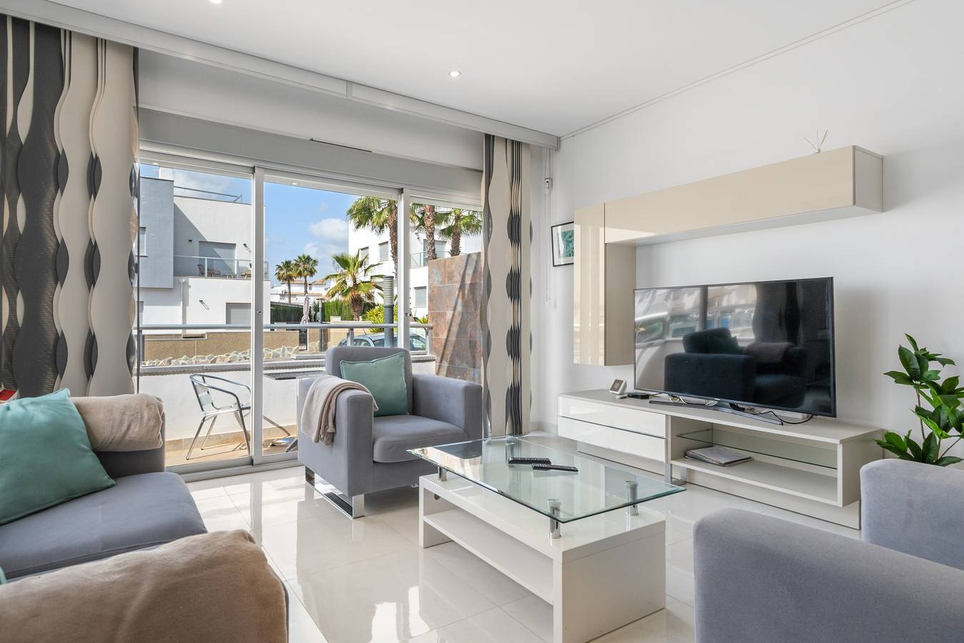 Villa Bahati proche la plage avec vue mer, piscine partagée, jardin, climatisation et Wi-Fi. in Punta Prima (Alicante), Orihuela