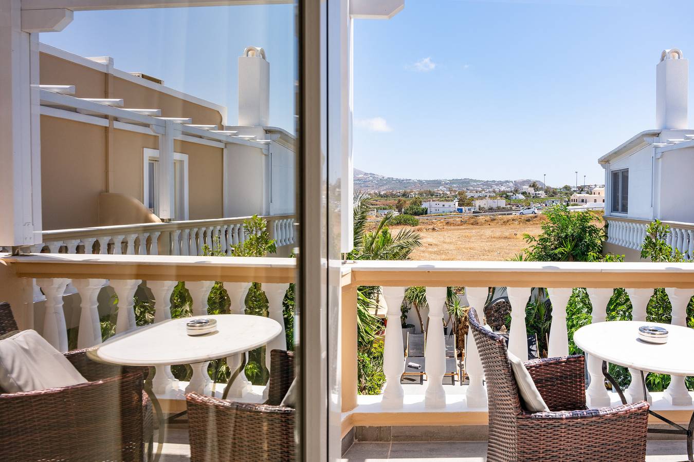 Entire studio, Studio Apartment 'Danae Villa Double Room 5' with Shared Pool, Wi-Fi and Air Conditioning in Santorini