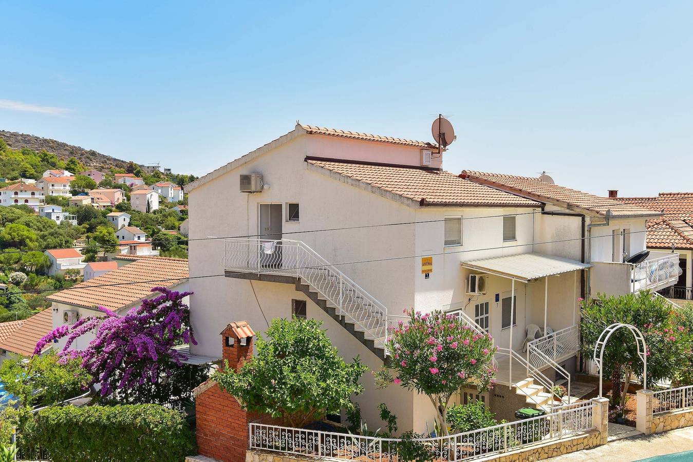 Ganze Wohnung, 2-Zimmer-Ferienwohnung mit Balkon und Meerblick Mavarstica, Ciovo A-25405-c in Okrug Gornji, Ciovo