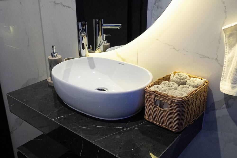 Ganze Wohnung, Luxus Penthouse: Pool, Whirlpool & Sauna I 20min to Munich in Petershausen, Landkreis Dachau