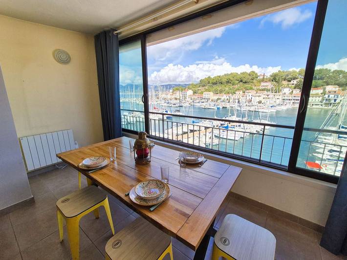 Entire holiday apartment, 2-Bedroom Apartment with Sea View – Everything Within Walking Distance in Saint-Mandrier-sur-Mer, Mediterranean Coast (France)