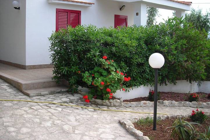 Villa for 4 people, with hot tub and yard in Gargano