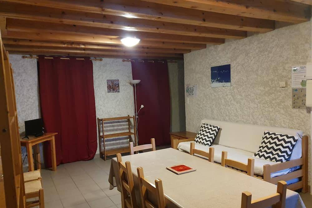 Entire apartment, Just 5 minutes from the Domaine des Sybelles! Fully equipped apartment with view. in Saint-Colomban-des-Villards, Saint-Jean-de-Maurienne region