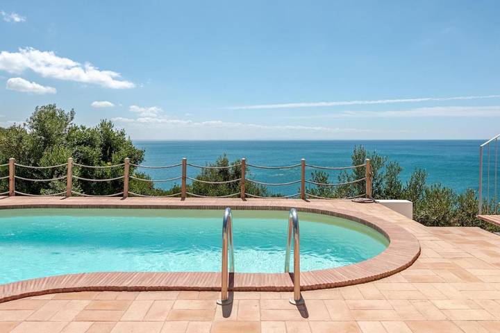 Location de vacances pour 10 personnes, avec Balcon et Terrasse ainsi que Jardin et Piscine dans Portinho da Arrábida