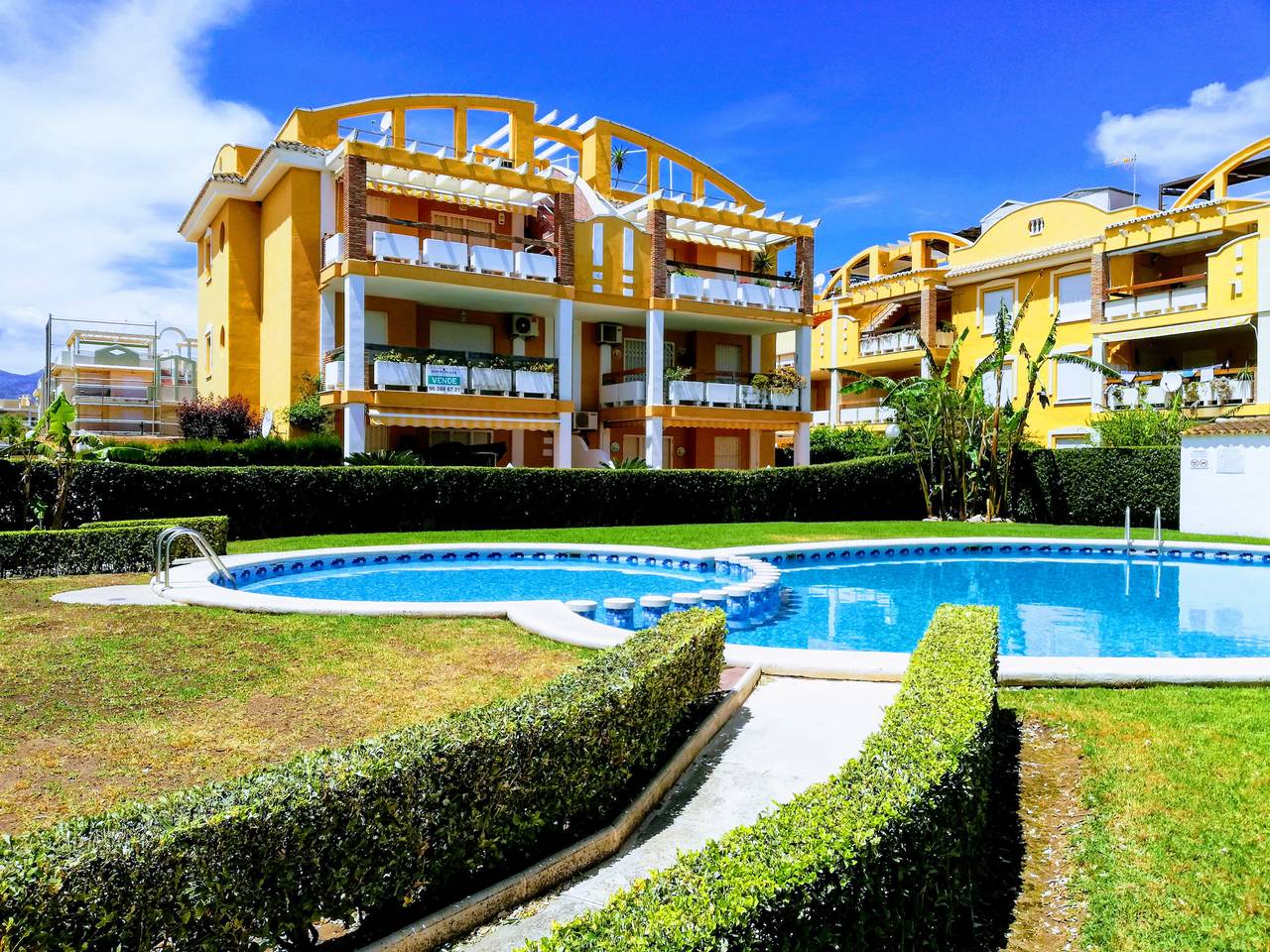 Ganze Wohnung, Dos dormitorios en planta baja, patio con barbacoa, piscina y pista de tenis. in Playa Xeraco, Xeraco