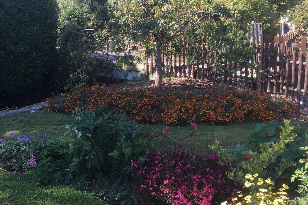 Coeur de Combray, sleeps 44 with pool & function space set in beautiful gardens in Ernes, Région de Caen
