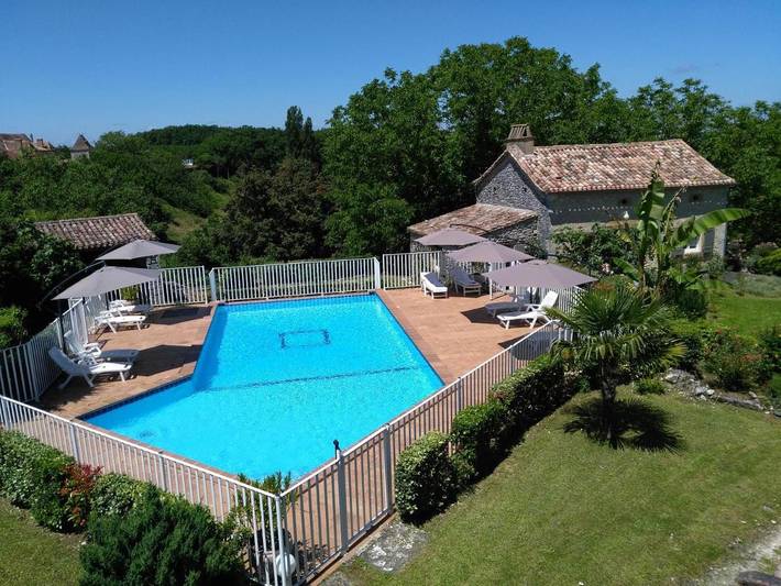 Location de vacances pour 4 personnes, avec Terrasse ainsi que Jardin et Piscine à Lolme