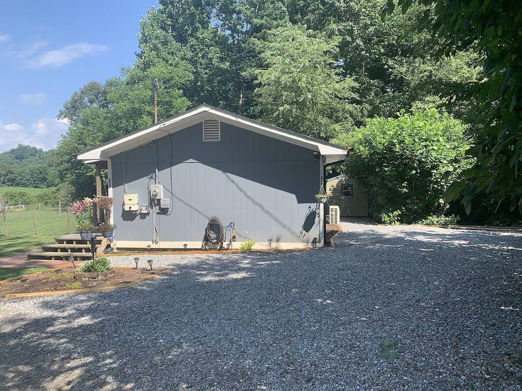Private 2 Br Home with Yard. 10 min to Downtown! in Blue Ridge Parkway, Buncombe County