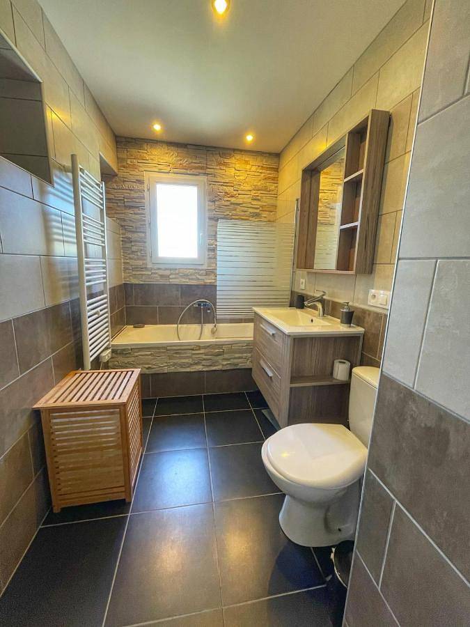 Location de vacances pour 5 personnes, avec Terrasse ainsi que Piscine et Vue dans Porte-de-Savoie - 3