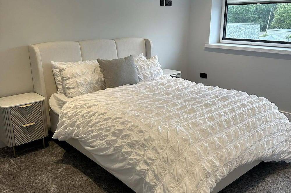 Luxury Yachthaven Living - Modern 5 Bedroom Home Sea Views in Hayling Island, Havant