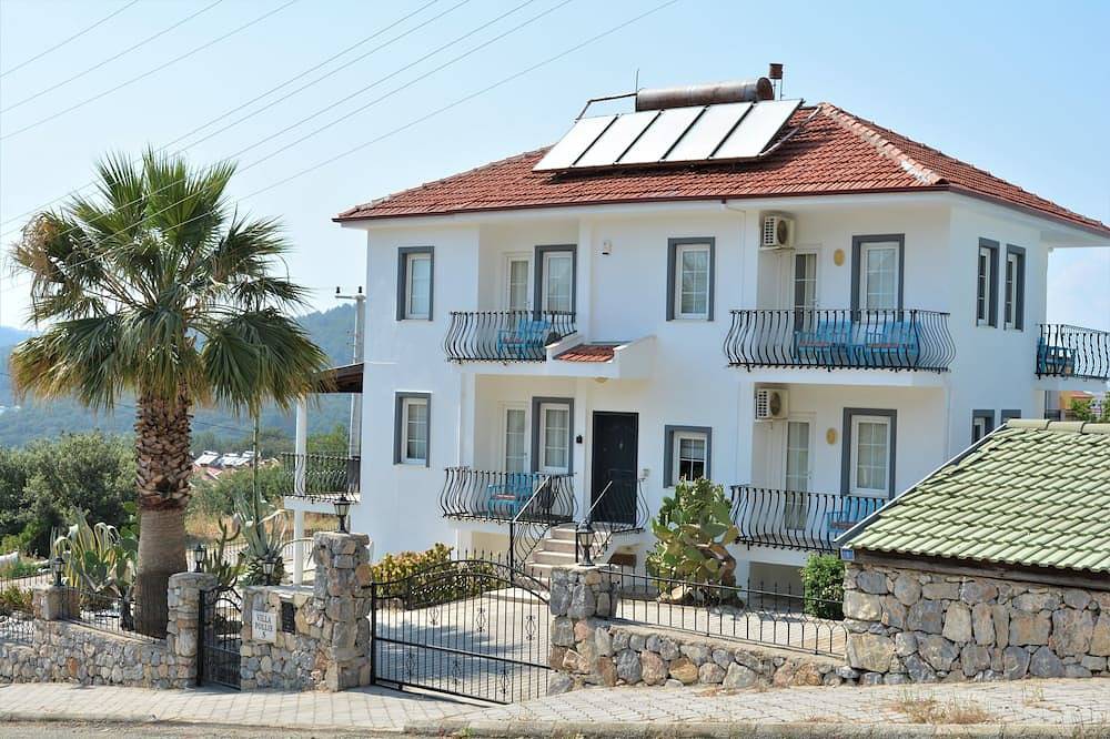 Villa with large private pool, Bar and Gardens. Sleeps up to 14 adults . in Fethiye, Muğla Province
