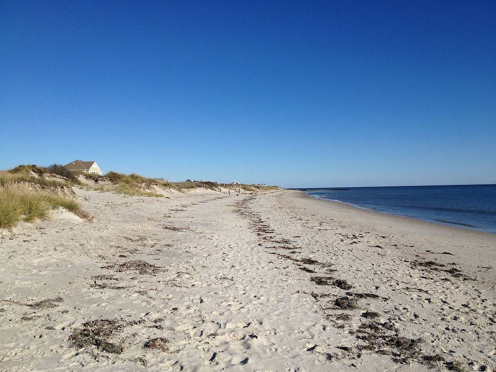 Schöne 3-Zimmer-Ferienhaus mit riesigen Deck und zu Fuß zum Privatstrand! in West Dennis, Dennis