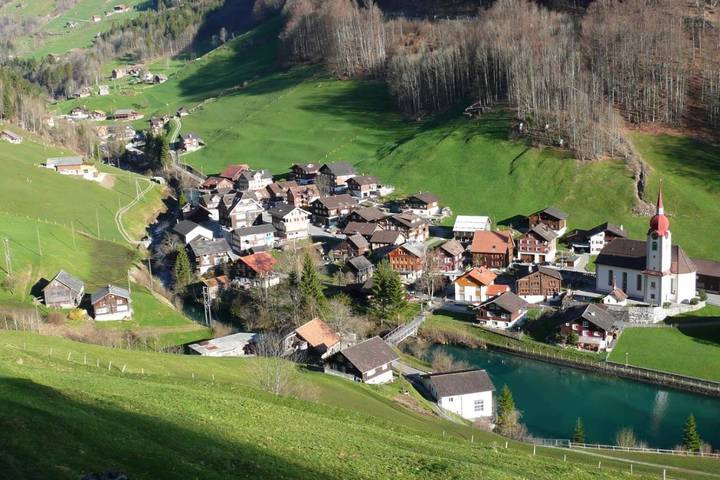 Ferienwohnung für 5 Personen, mit Balkon und Terrasse sowie Garten und Seeblick im Uri