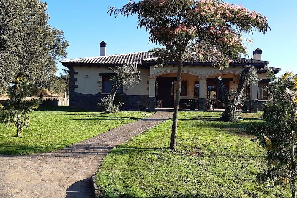 Rural hotel in the middle of nature, beautiful garden, tranquility, natural pool. in Villasrubias, Salamanca Province
