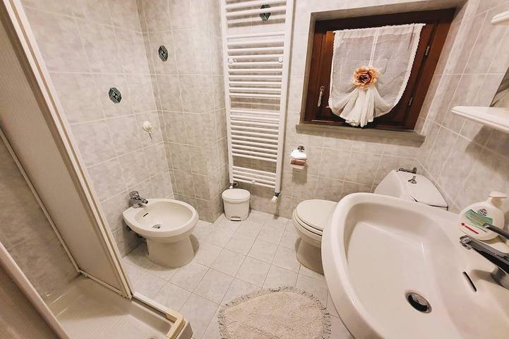 \"Chalet montano\", vista mozzafiato, piscina privata, ristoranti a piedi, WIFI in Careggine, Garfagnana