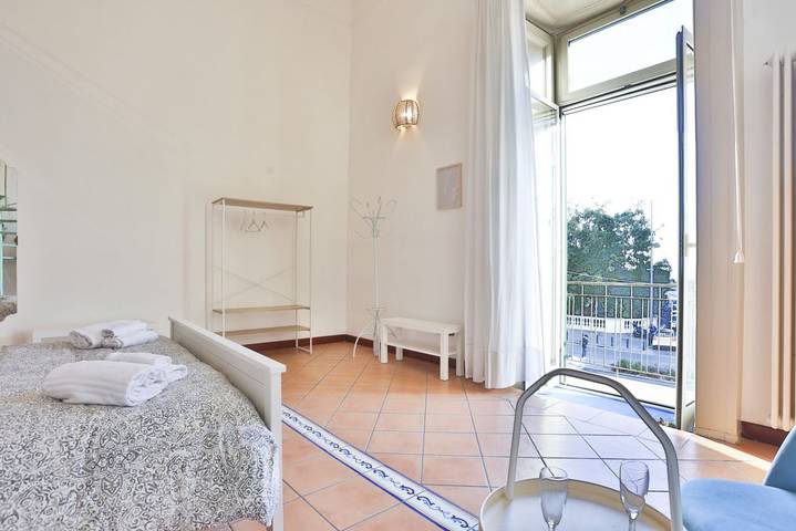 Appartamento intero, GuestHost - Chiaia Sea View Gem in Napoli, Napoli e dintorni