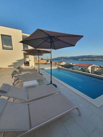 Villa für 8 Personen, mit Garten und Ausblick sowie Pool und Terrasse, mit Haustier in Novalja