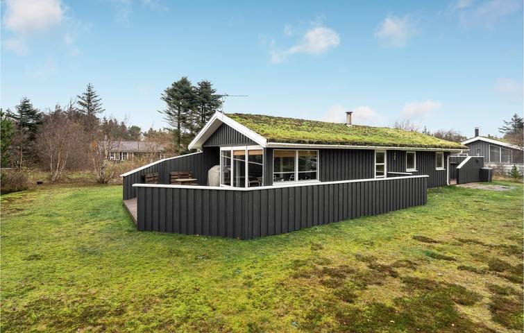 Ferieudlejning for 6 personer, med Terrasse og Have i Rødhus