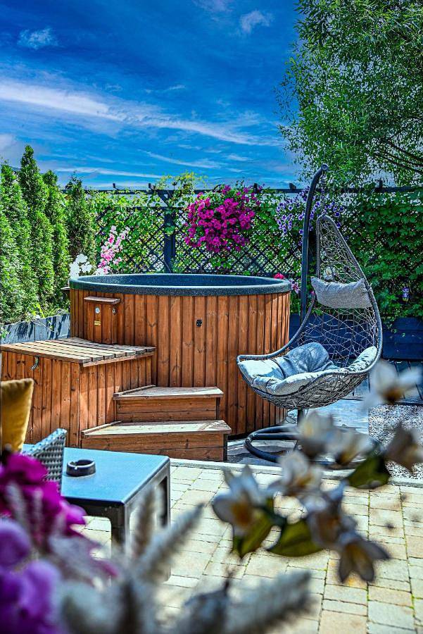 Apartament wakacyjny dla 10 osób, z Jacuzzi i Taras oraz Ogród i Basen w Myślenice