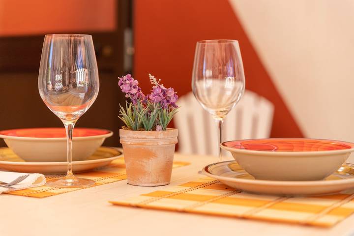 Monolocale intero, Studio 'Lo Scrigno' con giardino privato, Wi-Fi e aria condizionata in Scogliolungo, Porto Torres