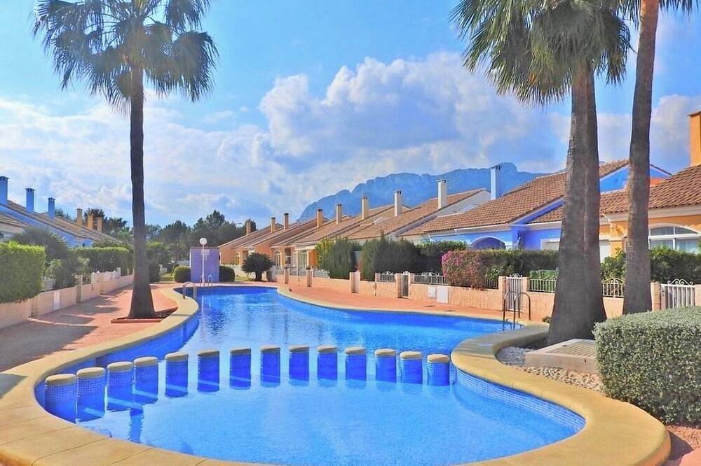 Apartamento entero, Precioso apartamento cerca de la playa con vistas a la piscina y a la montaña 'Segaria' in Vergel, Costa Blanca