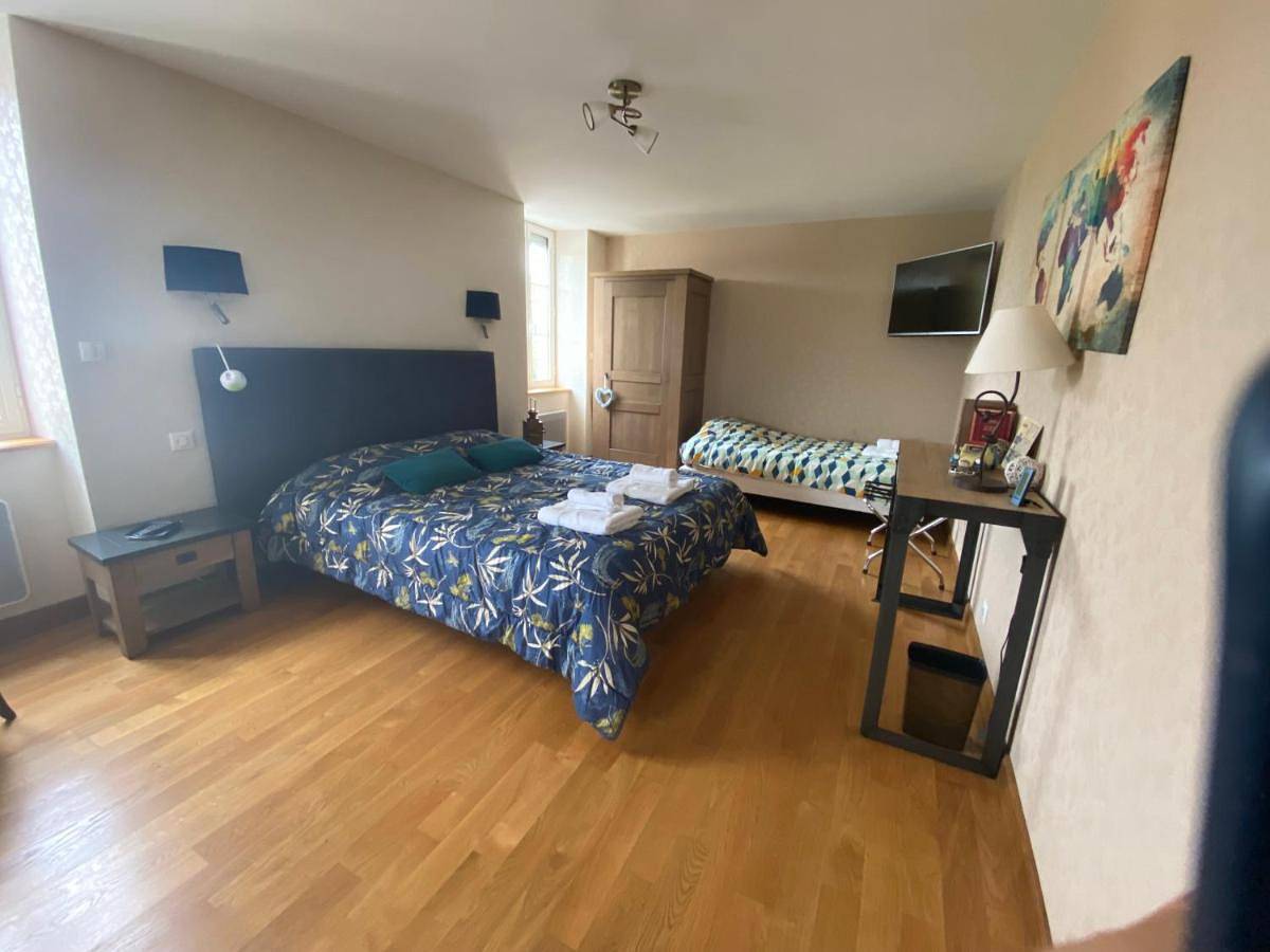 Six-Bedroom House in Haut-Bocage, Région de Montluçon
