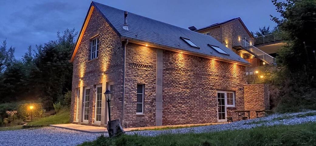 Gîte pour 4 personnes, avec Terrasse et Jacuzzi ainsi que Jardin et Piscine à Fosses-la-Ville