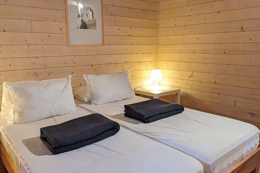 Castelwood: comfortable ecological chalets with swimming pool in the Dordogne. in Biron, Périgord Pourpre