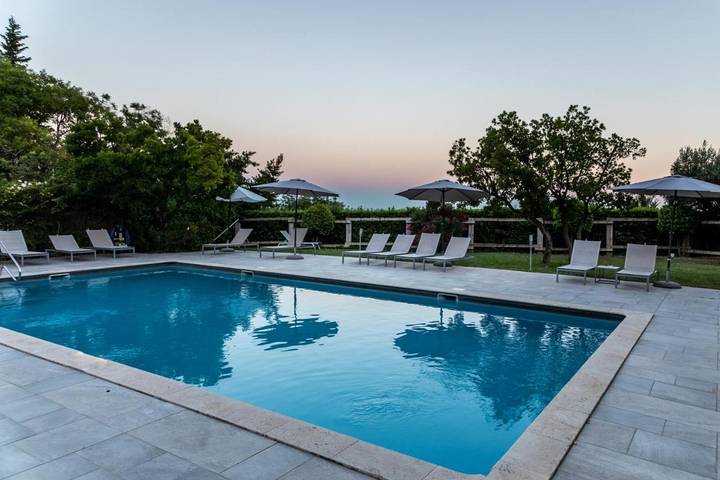 Hôtel pour 2 personnes, avec Balcon et Terrasse ainsi que Jardin et Piscine dans Carrières de Lumières