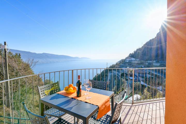 Ferienwohnung für 3 Personen, mit Balkon und Garten sowie Seeblick