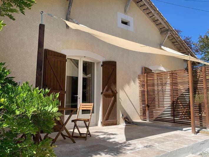 Location de vacances pour 2 personnes, avec vue ainsi que piscine et jardin à Montignac-de-Lauzun