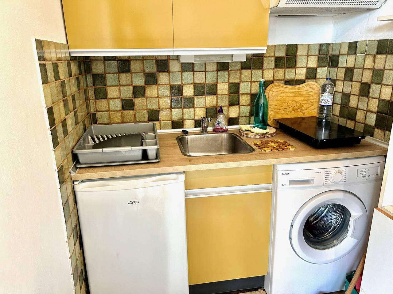 Entire studio, Cozy Studio Cabin for 4 with Terrace, 300m from Beach - Argelès-sur-Mer in La Côte Vermeille, Argelès-sur-Mer