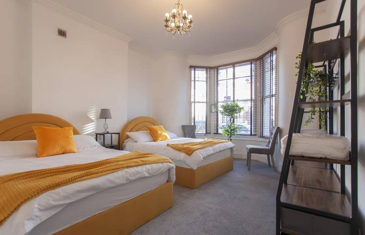 Holiday home for 10 people, with Terrace and Garden in London