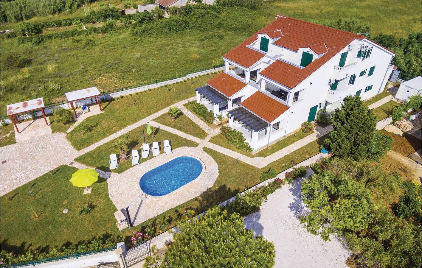 Geheel vakantieappartement, Vakantieappartement voor 7 personen met tuin in Privlaka, Zadar