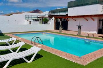 Casa de huéspuedes para 2 personas, con piscina además de jardín y vistas, Se admiten mascotas en Arrecife