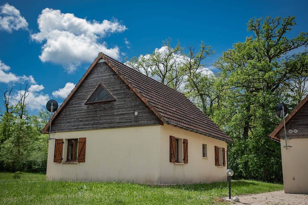 Maison dans un parc de vacances avec piscine in Lacapelle-Marival, Lot