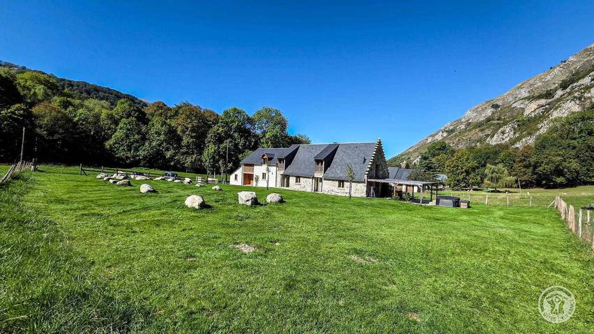 Gîte pour 15 personnes, avec terrasse ainsi que jacuzzi et jardin à Campan
