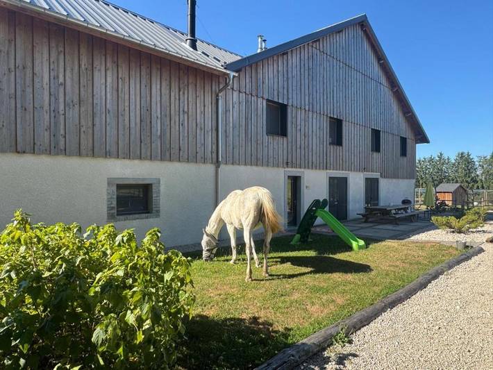 Location de vacances pour 8 personnes, avec Terrasse ainsi que Jardin et Vue dans Laviron