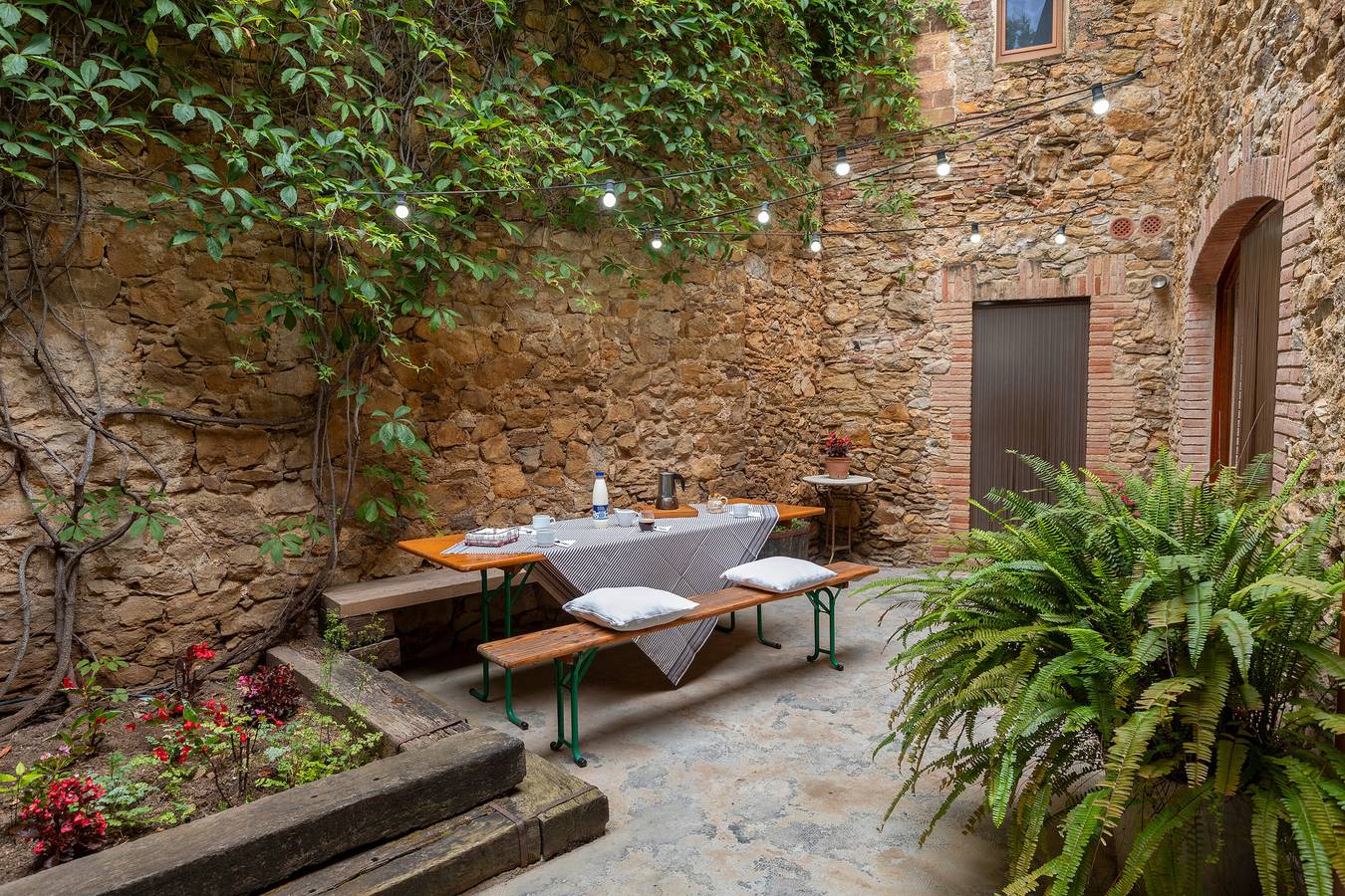 Farmhouse "Can Nentia" with Mountain View, Pool & Wi-Fi in Fonteta, Forallac