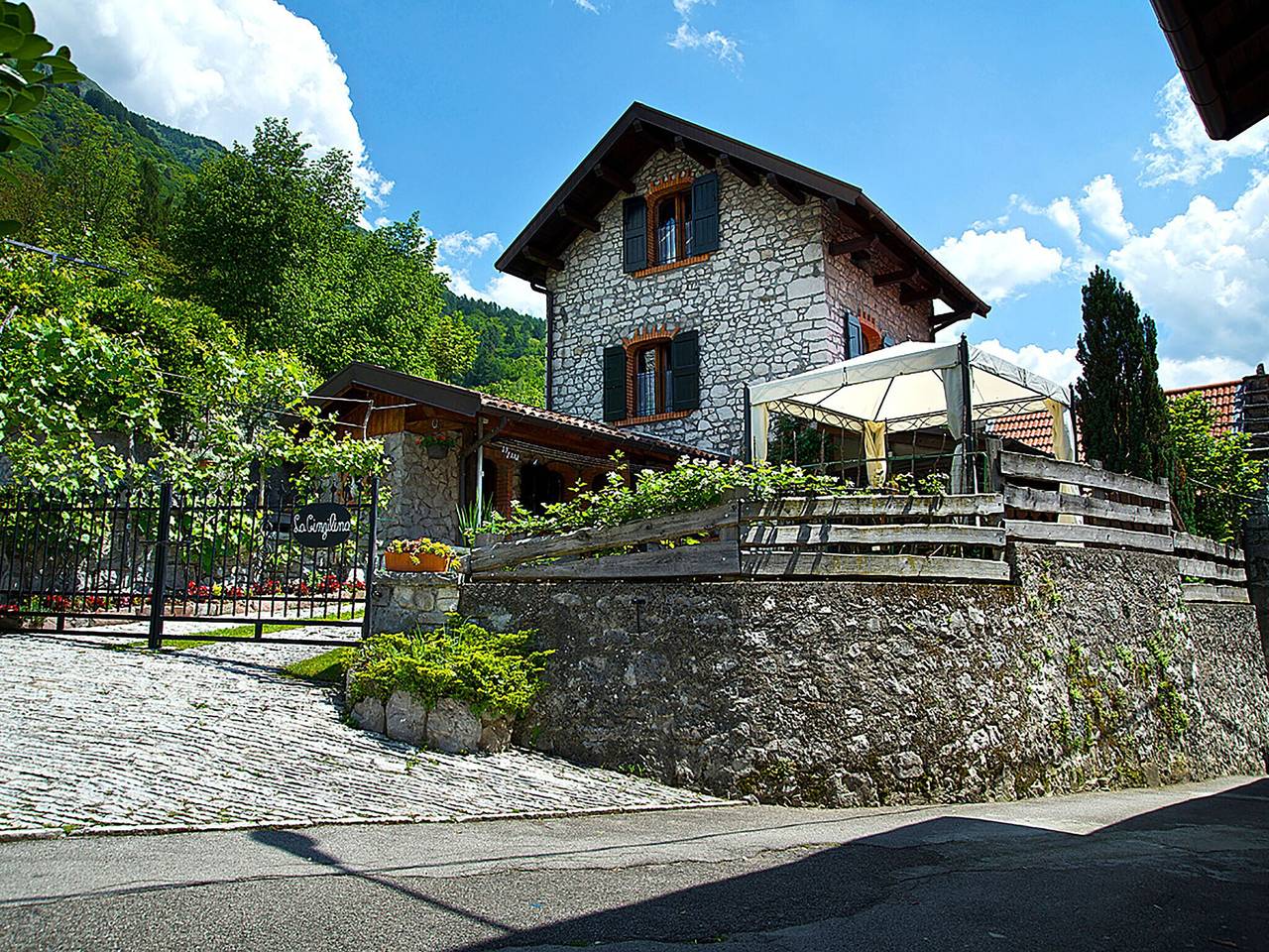 Cottage in Italia con camino alpino in Ponte nelle Alpi, Prealpi Carniche