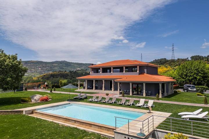 Location de vacances pour 2 personnes, avec Terrasse et Jardin ainsi que Piscine et Vue dans Santa Marinha do Zêzere