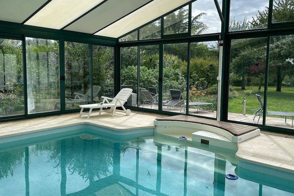 Family house with covered & heated swimming pool, large private park near beach in Baden, Côte des Mégalithes