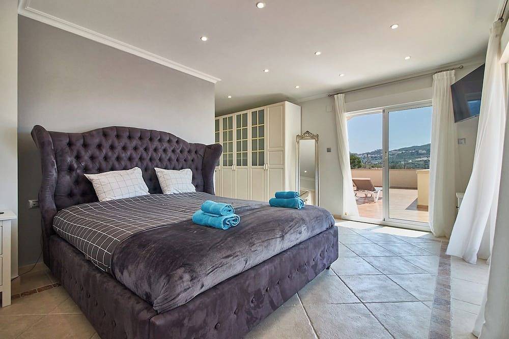 Luxury spanish villa with a great pool - 10 min from the beach! in Busot, Costa Blanca