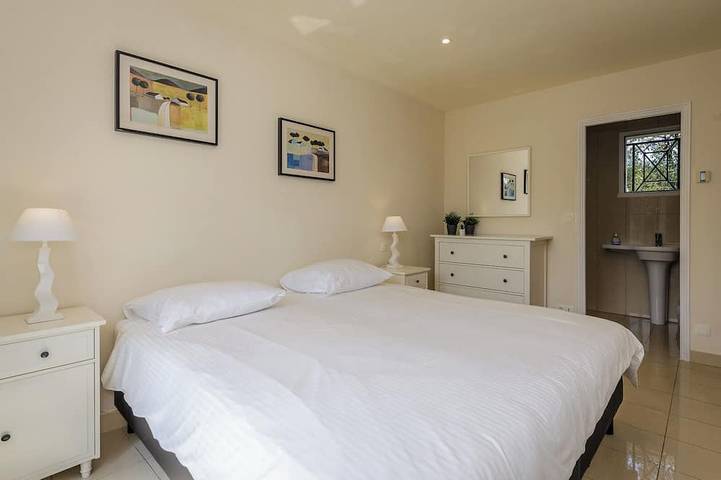 Mirandole, modern holiday home with views and heated pool in Martel, Lot