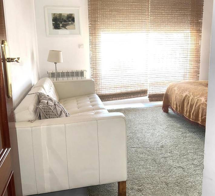 Chambre d’hôte pour 2 personnes, avec terrasse ainsi que vue et piscine