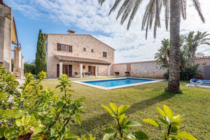 Ferienhaus für 8 Personen, mit Terrasse und Garten sowie Pool in Es Llombards