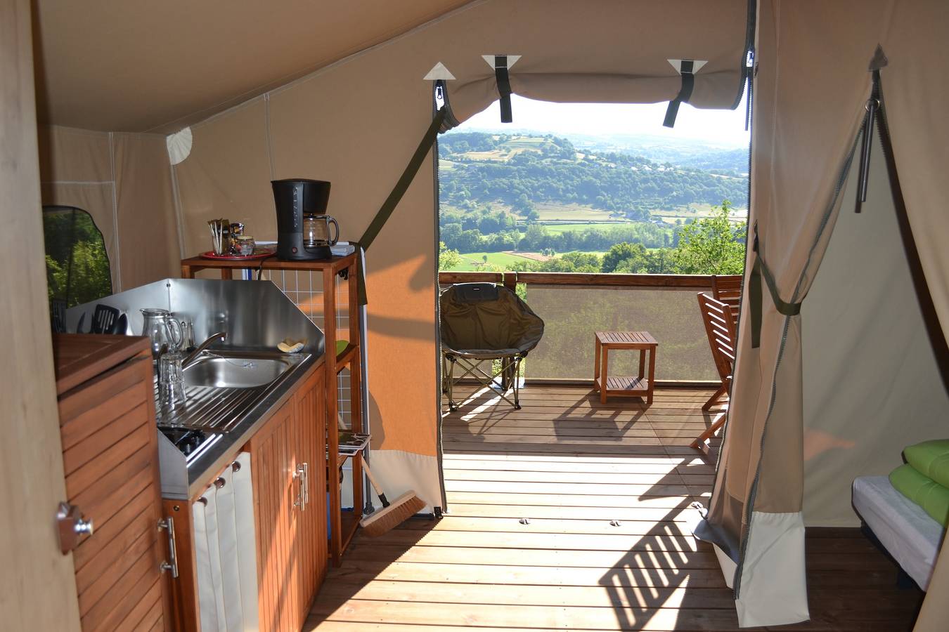 Holzhütte in Bessuéjouls – Glamping Lodge mit Privater Terrasse, Garten und Bergblick in Bessuéjouls, Aveyron