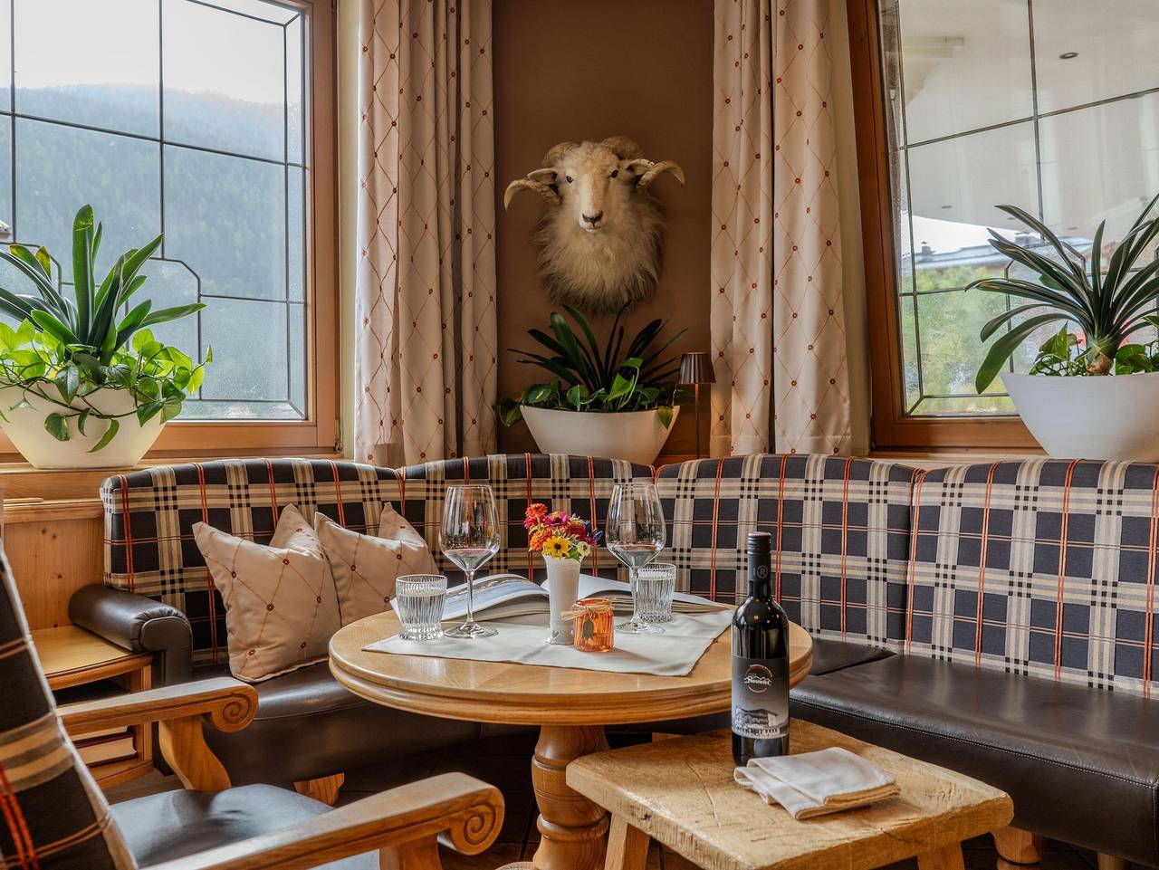 Hotel Neuwirt - Doppelzimmer "Zirbenholz" in Brandenberg, Kaisergebirge