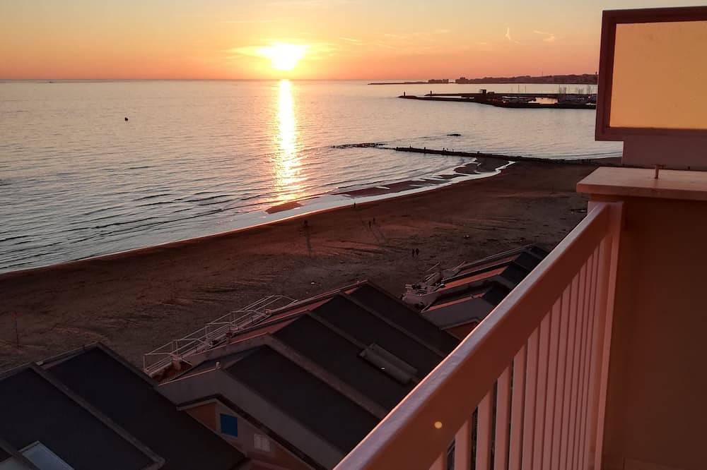 Entire apartment, Studio with sea view in Nettuno, Rome Province