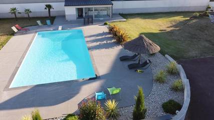 Cottage pour 2 personnes, avec vue et piscine ainsi que bassin pour enfant et jardin à Beausemblant